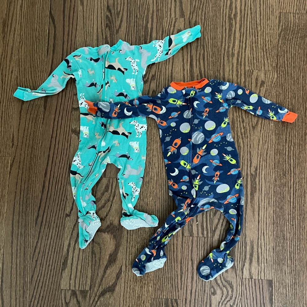 Carter’s footies 12M Space and Animal Print footie Set
